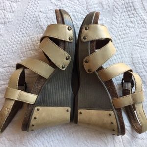 Dansko strappy wedge sandals 37 cream